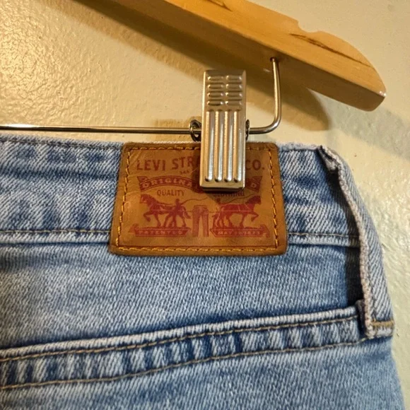 LEVI’S Floral Embroidered Women's Jeans - Picture 8 of 8